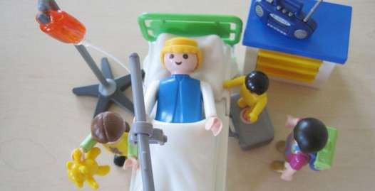 Foto: Mit Spielzeugfiguren wird die Szene eines Kindes im Krankenhaus nachgestellt