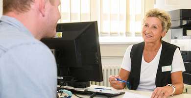 Foto: Typische Aufnahmesituation: Eine Mitarbeiterin der GLG im Gespräch mit einem Patienten